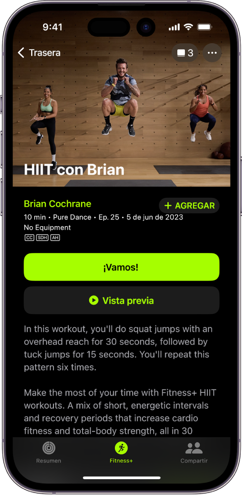 La pantalla de Apple Fitness+ mostrando un entrenamiento. Hay una imagen de coaches realizando un entrenamiento en la parte superior de la pantalla. En el centro se muestran el título del entrenamiento y el nombre del coach que lo dirige. Los botones para iniciar y previsualizar el entrenamiento están arriba de los detalles del entrenamiento.