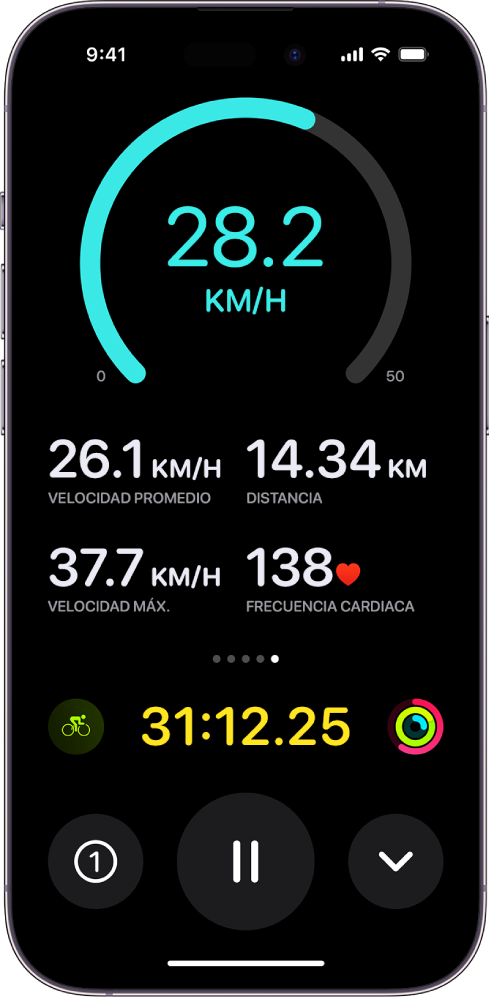 Un entrenamiento de bicicleta en curso se muestra como una actividad en vivo en el iPhone, y muestra la velocidad del entrenamiento, velocidad promedio, distancia recorrida, velocidad máxima, frecuencia cardiaca y tiempo total transcurrido.