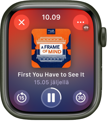 Podcastit-appi, jossa näkyvät keskellä Kuuntele nyt ‑näyttö ja podcastin tunnuskuva, jakson nimi ja jäljellä oleva aika. Näytön alareunassa ovat Siirry taaksepäin-, Toista/keskeytä- ja Siirry eteenpäin ‑painikkeet. Lisävalinnat-painike on ylhäällä oikealla ja Sulje-painike on ylhäällä vasemmalla.