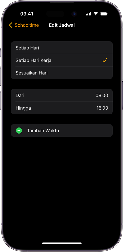 iPhone menampilkan layar Edit Jadwal untuk Schooltime. Pilihan Setiap Hari, Setiap Hari Kerja, dan Sesuaikan Hari muncul di bagian atas, dengan Setiap Hari Kerja yang dipilih. Jam Dari dan Hingga terdapat di tengah layar dan tombol Tambah Waktu berada di bawah.