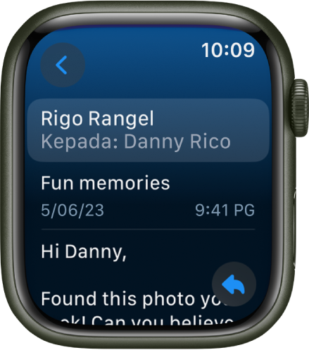 Mesej e-mel dibuka di atas app Mail. Nama penerima kelihatan di bahagian atas, subjek, tarikh dan masa di bahagian bawah; dan kemudian isi mesej berhampiran bahagian bawah. Butang Balas di bahagian kanan bawah dan butang Balik di bahagian kiri atas.