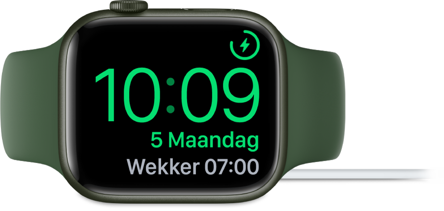 Een Apple Watch die op zijn kant ligt en is aangesloten op de oplader. Rechtsbovenin zie je het oplaadsymbool, en daaronder de actuele tijd en de tijd van de volgende wekker.