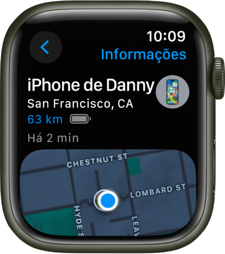 App Buscar Dispositivos mostrando a localização de um iPhone. O nome do dispositivo está na parte superior, com a localização, distância, nível atual da bateria e o horário em que o dispositivo respondeu pela última vez abaixo. A metade inferior da tela mostra um mapa com um ponto que indica a localização aproximada do dispositivo. O botão Voltar está na parte superior esquerda.