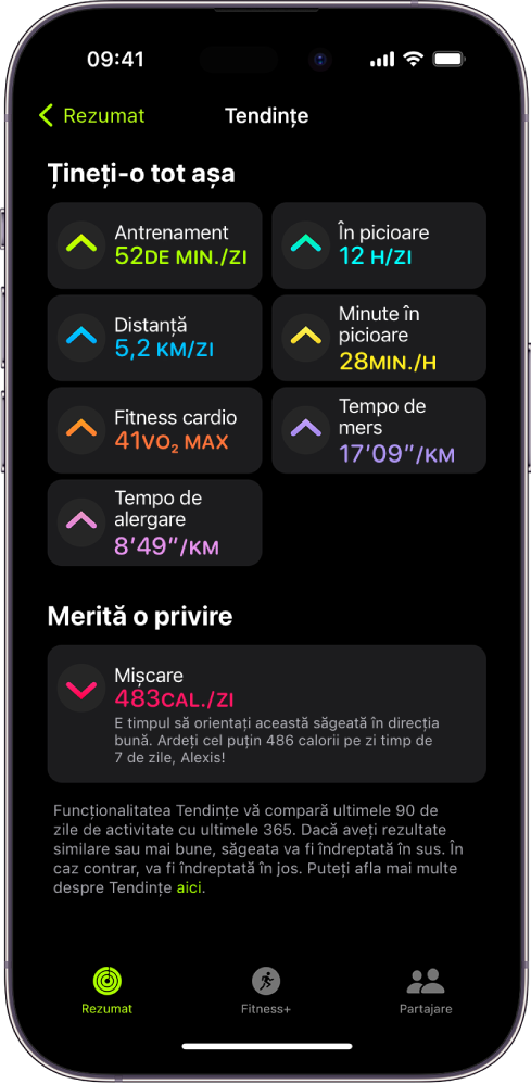 Fila Tendințe din aplicația Fitness de pe iPhone. Un număr de indici apar sub antetul Tendințe în partea de sus a ecranului. Indicii includ: Antrenare, În picioare, Distanță și altele. Mișcarea apare sub titlul Merită o privire.