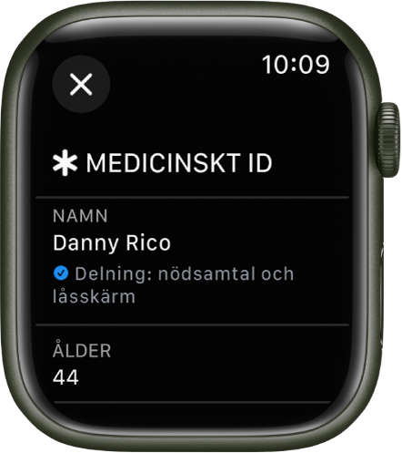 Skärmen för medicinskt ID på Apple Watch som visar användarens namn och ålder. En bockmarkering finns nedanför namnet, vilket visar att det medicinska ID:t delas på låsskärmen. En stängningsknapp finns överst till vänster.