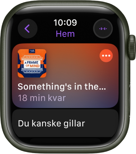 Appen Podcaster på Apple Watch visar skärmen Hem med poddbildmaterial. Tryck på bildmaterialet när du vill spela upp avsnittet.