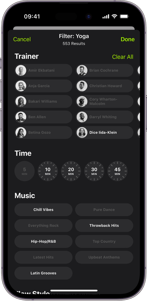 Màn hình Apple Fitness+ đang hiển thị các tùy chọn để sắp xếp và lọc các bài tập. Ở đầu màn hình, có một danh sách các huấn luyện viên. Các khoảng thời gian ở trung tâm màn hình. Bên dưới thời gian là một danh sách các thể loại nhạc.