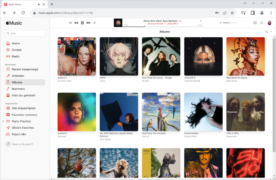 Het Apple Music-venster in Chrome met een bibliotheek met verschillende albums.