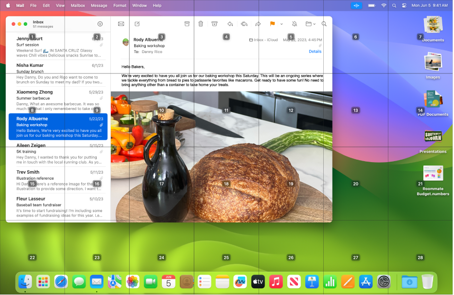 L’app Mail ouverte sur le bureau Mac, avec une grille superposée. La grille divise le bureau en sept colonnes et quatre rangées. Chaque cellule est numérotée de 1 à 28. L’icône de Contrôle vocal se trouve dans la barre des menus.