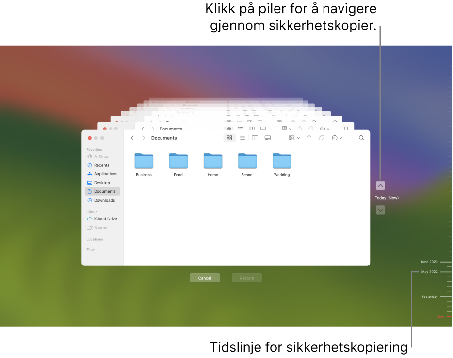 Time Machine-vinduet, som viser flere Finder-skjermer oppå hverandre som representerer sikkerhetskopier, med piler for navigering. Pilene og sikkerhetskopitidslinjen til høyre hjelper deg med å navigere gjennom sikkerhetskopiene, slik at du kan velge hvilke filer du vil gjenopprette.