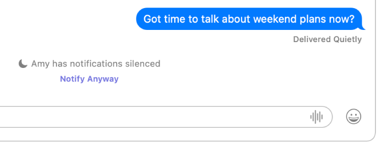 Uma conversa da aplicação Mensagens. A aplicação Mensagens indica que uma mensagem enviada foi entregue em silêncio porque o destinatário tem as notificações silenciadas. Por baixo está uma ligação “Notificar na mesma” na qual o remetente pode clicar para enviar a mensagem.