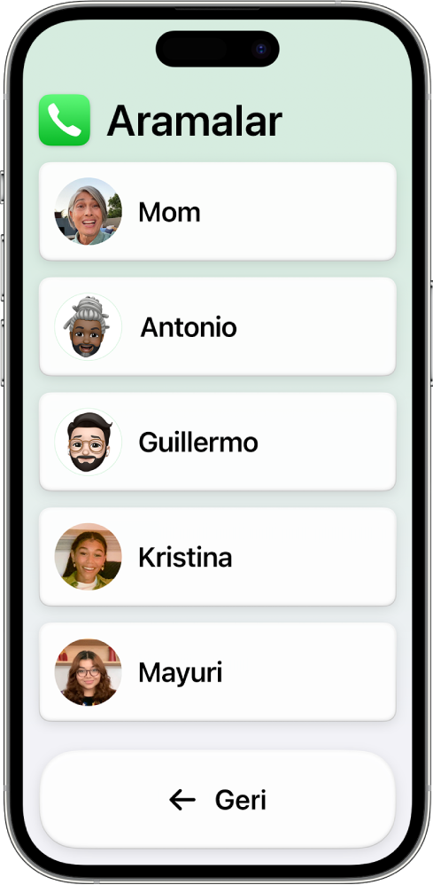 Yardımcı Erişim modundaki bir iPhone’da Aramalar uygulaması açık ve kişi fotoğraflarının ve adlarının bir listesi gösteriliyor.