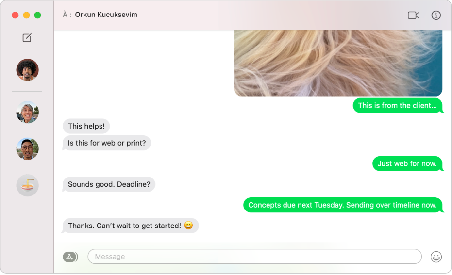 La fenêtre Messages avec plusieurs conversations dans la barre latérale de gauche, ainsi que la conversation active sur la droite. Les bulles de messages sont vertes, ce qui signifie qu’elles ont été envoyées comme message SMS.
