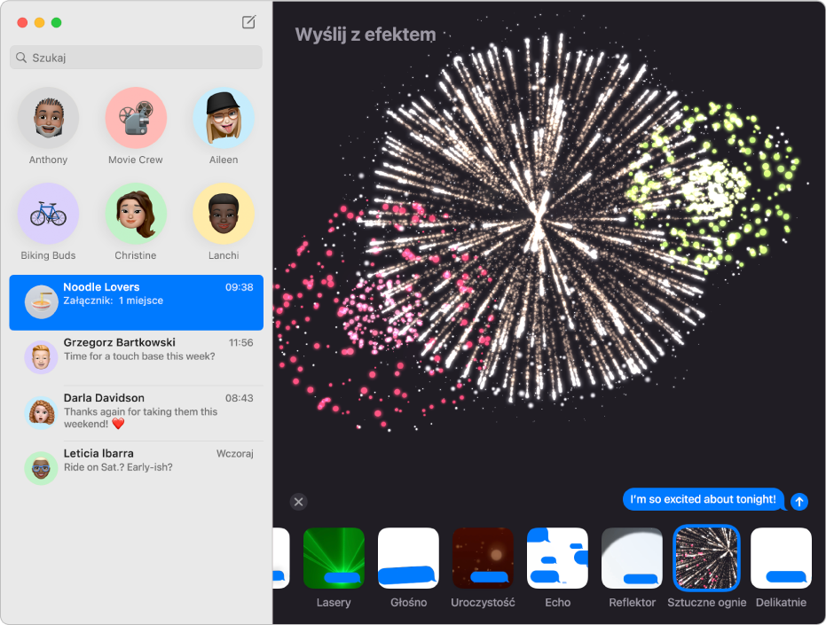 Okno aplikacji Wiadomości z kilkoma rozmowami widocznymi na pasku bocznym po lewej. Po prawej stronie widoczna jest rozmowa z efektem przedstawiającym fajerwerki.