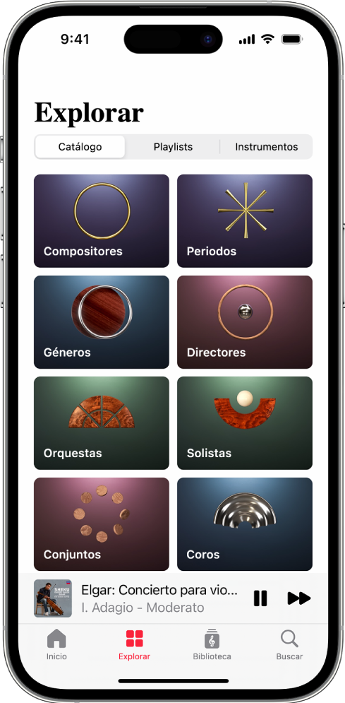 Un iPhone mostrando la pestaña Explorar en la app Apple Music Classical. En la parte superior de la pantalla están los botones Catálogo, Playlists e Instrumentos. El centro de la pantalla muestra diferentes categorías, y debajo de estas se encuentra el minirreproductor, el cual muestra lo que se está reproduciendo actualmente. En la parte inferior de la pantalla están los botones Inicio, Explorar, Biblioteca y Buscar.