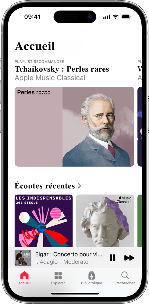 Un iPhone affichant l’onglet Accueil dans Apple Music Classical. En haut de l’écran se trouve une <xRef href="Asides.xml#mchl385f1eea">playlist recommandée</xRef>. Les playlists Écoutées récemment sont au milieu de l’écran et, en dessous, se trouve le mini-lecteur présentant la piste en cours de lecture. Tout en bas de l’écran figurent les boutons Accueil, Explorer, Bibliothèque et Rechercher.