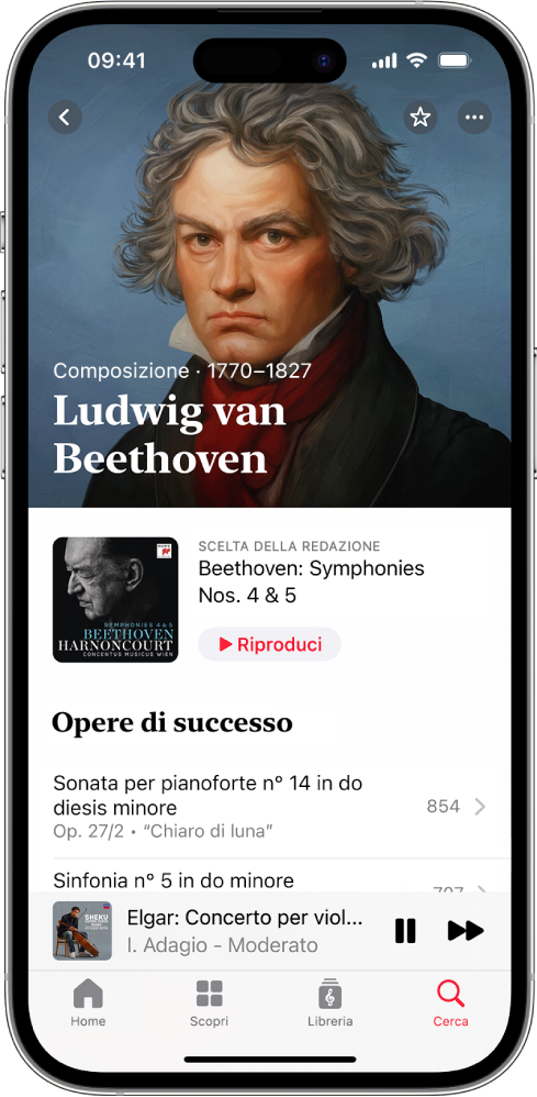 Lo schermo di iPhone con la pagina del compositore Ludwig van Beethoven in Apple Music Classical. La schermata mostra il suo ritratto, le scelte della redazione in base a sinfonie specifiche e la sezione “Opere di successo”. Sotto, è visibile il mini player, con la traccia attualmente in riproduzione. Nell’estremità inferiore della schermata sono visibili i pulsanti Home, Sfoglia, Libreria e Cerca.