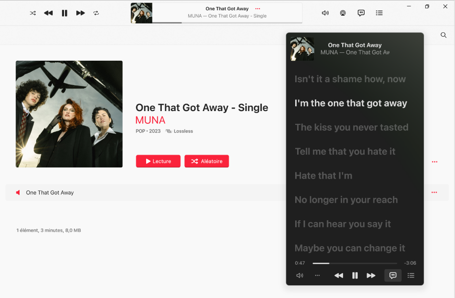 La fenêtre de lʼʼapp Apple Music avec un album et un morceau affichés et la fenêtre du mini-lecteur avec un morceau en cours de lecture au-dessus de paroles, qui sʼaffichent en plein écran en même temps que la musique.