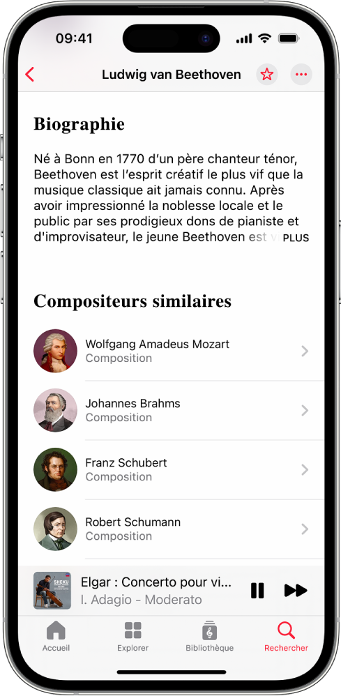 Un iPhone affichant la biographie d’un compositeur dans Apple Music Classical. En haut de l’écran se trouve le nom du compositeur suivi du texte biographique. Une liste de compositeurs apparentés figure au milieu de l’écran. Le mini-lecteur se trouve vers le bas de l’écran et affiche la piste en cours de lecture. En dessous du mini-lecteur figurent les boutons Accueil, Explorer, Bibliothèque et Rechercher.