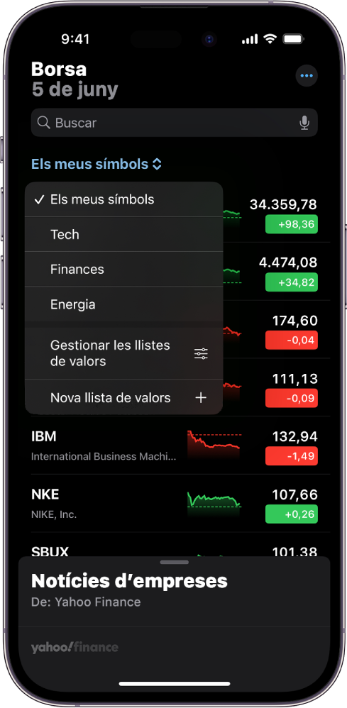 Llista de valors a l’app Borsa en què es mostra un llistat de les diferents accions. Cada acció de la llista mostra, d’esquerra a dreta, el símbol i el nom de l’acció, un gràfic de rendiment, el preu de l’acció i la variació del preu. A la part superior de la pantalla, la llista de valors “Els meus símbols” està seleccionada i es mostren les següents opcions: “Tecnologia”, “Finances”, “Energia”, “Gestionar les llistes de valors” i “Nova llista de valors”.