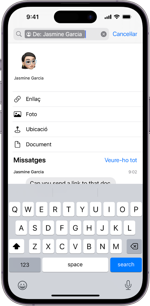 El camp de cerca a l’app Missatges. El camp de cerca conté una etiqueta que limita la cerca als missatges d’una persona. Les altres etiquetes que es poden afegir al camp de cerca (“Foto”, “Enllaç”, “Ubicació” i “Document”) apareixen com a opcions.
