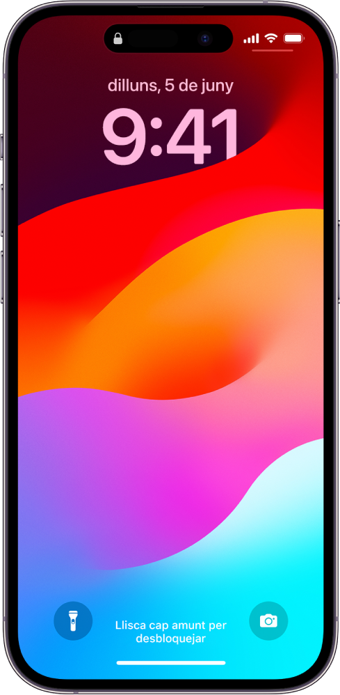 La pantalla bloquejada de l’iPhone mostra l’hora i la data a la part superior de la pantalla i les icones de la llanterna i de la càmera són a la part inferior.