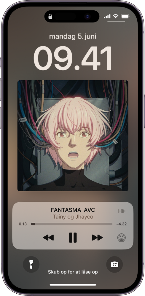 Låseskærmen, som viser et albumcover, og nedenunder vises betjeningspanelet til musik, som afspilles på en ekstern enhed.