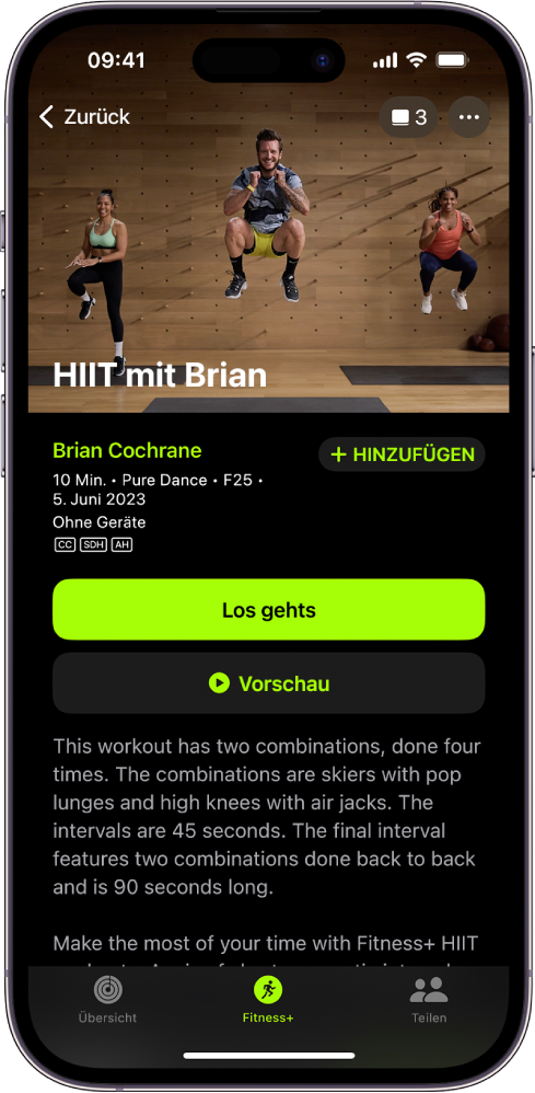 Die „Apple Fitness+“-Anzeige mit einem Training. Im oberen Teil der Anzeige sind Trainer:innen abgebildet, die ein Training durchführen. Der Titel des Trainings und der Name des Trainers oder der Trainerin, der:die das Training durchführt befinden sich in der Mitte. Über den Details zum Training befinden sich Tasten, mit denen du das Training starten und eine Vorschau anzeigen kannst.