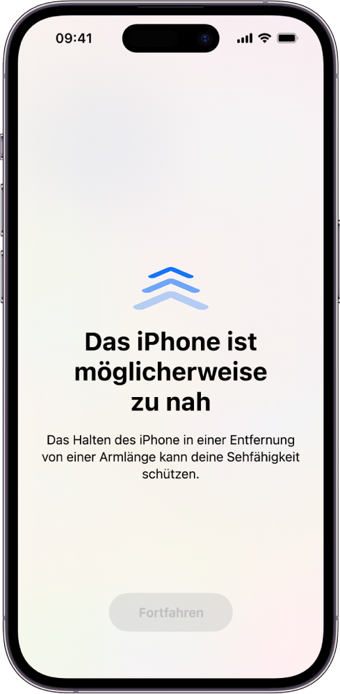 Ein Bildschirm mit einer Warnung, dass du das iPhone zu nah vor dein Gesicht hältst und dass du den Abstand vergrößern solltest, um deine Augen zu schonen. Die Warnung überlagert den Bildschirm, sodass du deine Aktivität nicht fortsetzen kannst. Die Taste „Fortfahren“ wird aktiv, wenn das iPhone sich in einem sicheren Abstand zu deinem Gesicht befindet.