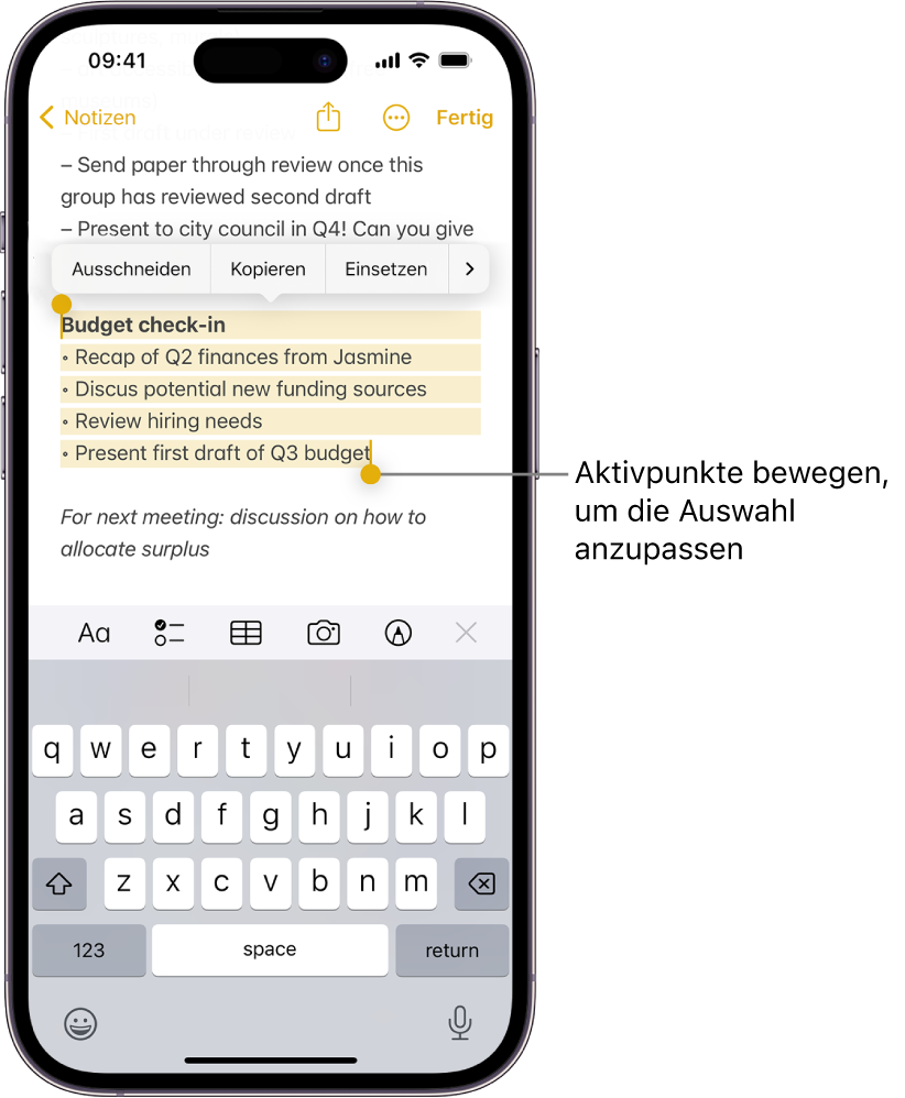 In einer Notiz in der App „Notizen“ ist Text ausgewählt. Über dem ausgewählten Text befinden sich die Tasten „Ausschneiden“, „Kopieren“, „Einsetzen“ und „Automatisch füllen“. Der ausgewählte Text ist hervorgehoben, an jedem Ende befinden sich Aktivierungspunkte zum Anpassen der Auswahl.