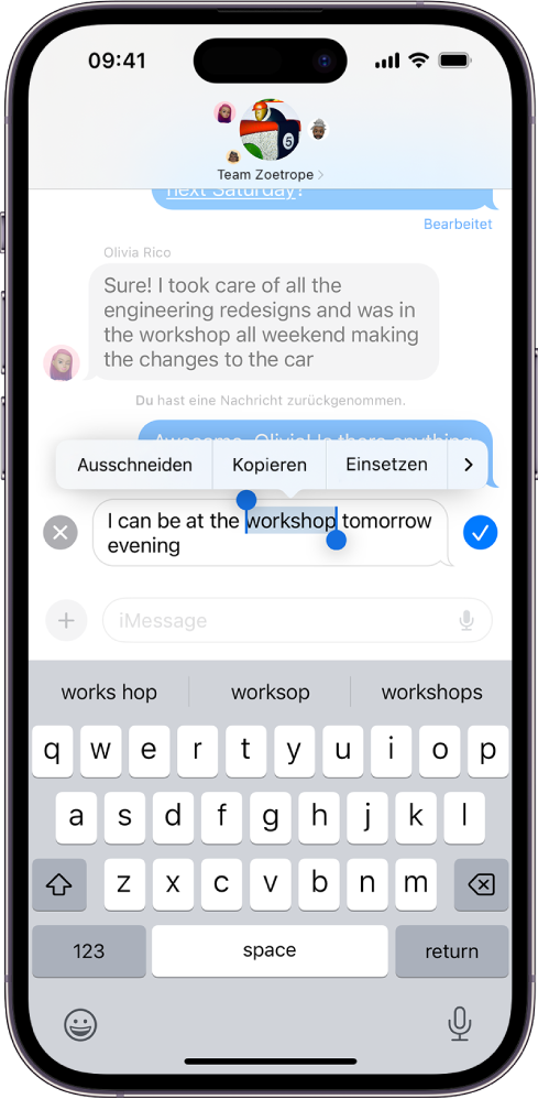 Eine Konversation in der App „Nachrichten“. Die letzte Nachricht in der Konversation wird bearbeitet. Die Bildschirmtastatur befindet sich in der unteren Bildschirmhälfte. In der Zeile über der Tastatur werden Alternativvorschläge für das hervorgehobene Wort angezeigt. Der größte Teil der Konversation wird heller dargestellt, mit Ausnahme der Textnachricht, die bearbeitet wird.