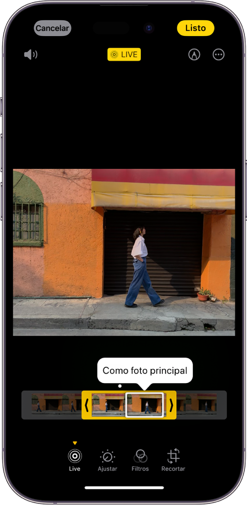 Pantalla con una Live Photo en el centro. Debajo de la foto se sitúa el visor de cuadros con el botón Establecer como foto principal activado. En ambos extremos del visor se encuentran dos flechas que te permiten recortar la Live Photo. En la parte inferior de la pantalla se encuentran los botones Live, Ajustar, Filtros y Recortar. Se selecciona el botón Live. El botón Cancelar está en la esquina superior izquierda de la pantalla, y el botón Listo está en la esquina superior derecha. Además, en la parte superior, de izquierda a derecha, están los botones Silenciar, Live, Marcado y Módulos.
