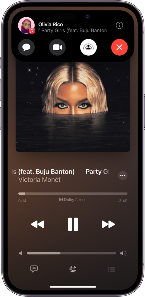 Una llamada de FaceTime mostrando una sesión de SharePlay con contenido de Apple Music que se está compartiendo en sincronía en la llamada. Se muestra una imagen de la persona que comparte el contenido en la parte superior de la pantalla, una imagen del álbum que se comparte está debajo de los controles de FaceTime y los controles de reproducción están en la parte superior de la imagen del álbum.