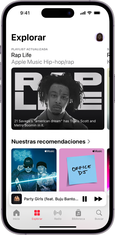 La pantalla Explorar muestra una playlist destacada en la parte superior. Puedes deslizar hacia la izquierda para ver más música y vídeos destacados. Debajo aparece la sección “Staff Picks”, con dos playlists de Apple Music. Puedes deslizar hacia arriba en la pantalla para explorar música nueva y recomendada.