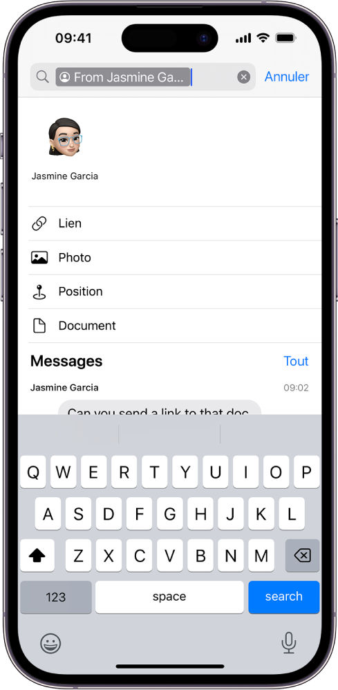 Le champ de recherche dans l’app Messages. Il contient un tag qui limite la recherche aux messages envoyés par une personne en particulier. Les tags facultatifs Lien, Photo, Lieu et Document peuvent être ajoutés au champ de recherche.