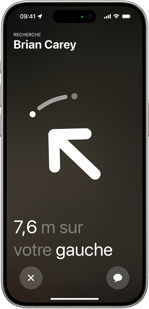 Le nom d’une personne localisée à l’aide de la fonctionnalité « Localisation précise des personnes » se trouve en haut à gauche et une flèche pointe dans sa direction avec une estimation de la distance qui la sépare de l’utilisateur. En bas de l’écran se trouvent des boutons permettant de fermer « Localisation précise des personnes » et d’envoyer un message à la personne.