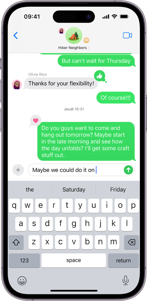 Une conversation de groupe dans Messages. Les icônes des personnes dans le groupe sont en haut de l’écran. Le clavier à l’écran se trouve dans la partie inférieure de l’écran. Les bulles de message sont vertes, ce qui indique qu’au moins une personne n’utilise pas iMessage.
