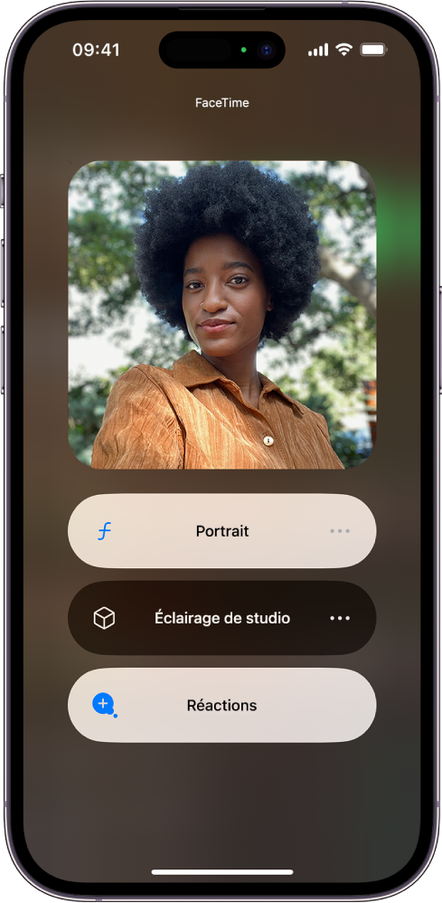 Les réglages « Effets vidéo » du centre de contrôle pendant un appel FaceTime. Le mode Portrait est activé et l’image de l’appelant s’affiche dans une vignette agrandie. L’effet Portrait floute l’arrière-plan et effectue la mise au point sur le sujet.