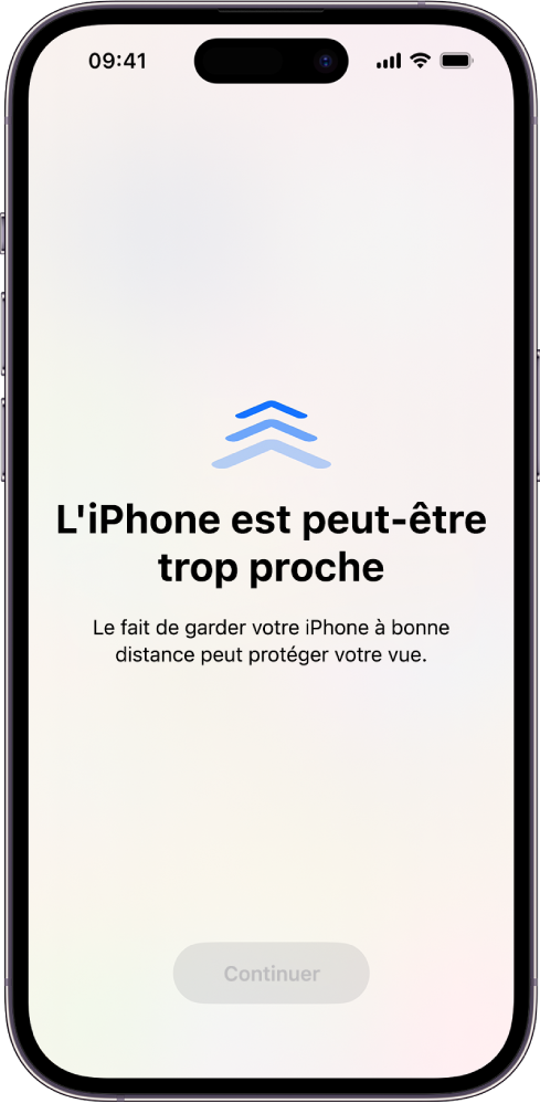 Un écran vous avertissant que vous tenez l’iPhone trop près et que vous devriez l’éloigner davantage afin de protéger votre santé visuelle. L’avertissement couvre l’écran, ce qui vous empêche de continuer. Un bouton Continuer devient actif lorsque vous placez votre iPhone à une distance sûre.