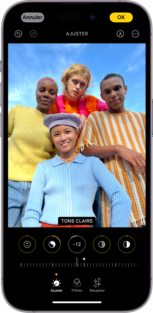 L’écran d’édition de l’app Photos. Une photo est affichée au centre de l’écran. En dessous de la photo se trouvent les boutons de modifications et « Tons clairs » est sélectionné. Sous les boutons de modification, un curseur permet de régler les niveaux de « Tons clairs ». Sous ce curseur se trouvent, de gauche à droite, les boutons Ajuster, Filtres et Recadrer. Le bouton « OK » se trouve dans le coin supérieur droit.