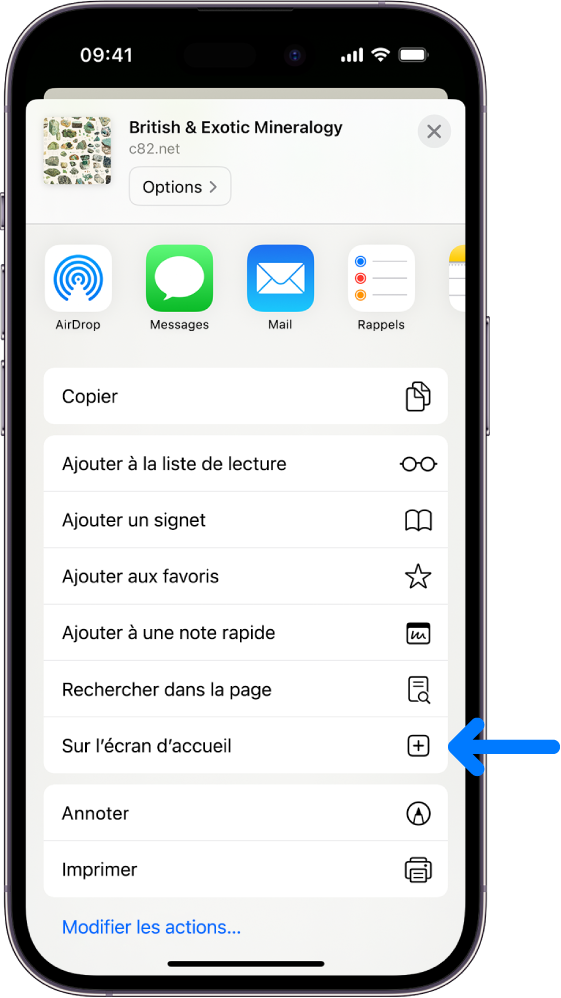 Dans Safari, l’utilisateur a touché le bouton Partager d’un site web, ce qui fait apparaître une liste d’options, notamment « Sur l’écran d’accueil ».