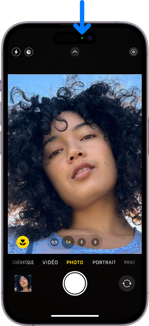 L’écran « Appareil photo » en mode Photo. Un voyant vert en haut au centre indique que l’appareil photo est en cours d’utilisation.