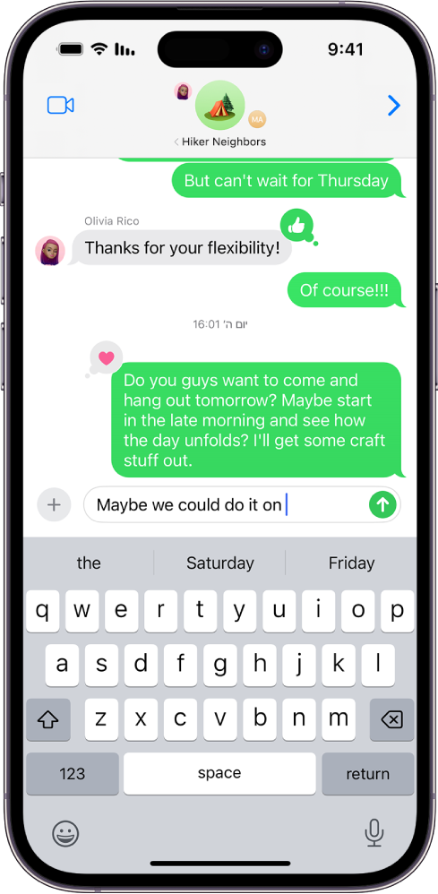 שיחה קבוצתית ב״הודעות״. האייקונים של האנשים בקבוצה מופיעים בראש המסך. המקלדת שעל המסך מוצגת במחצית התחתונה של המסך. הבועות של ההודעות ירוקות. דבר זה מציין שלפחות אדם אחד בשיחה לא משתמש ב-iMessage.