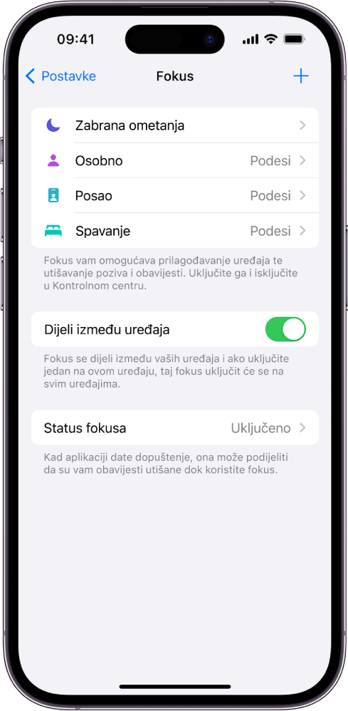 Zaslon prikazuje četiri ponuđenih opcija fokusa: Zabrana ometanja, Osobno, Spavanje i Posao. Tipka Dijeli između uređaja omogućuje vam korištenje istih postavki fokusa na svim vašim Apple uređajima na kojima ste prijavljeni s istim Apple ID-jem.