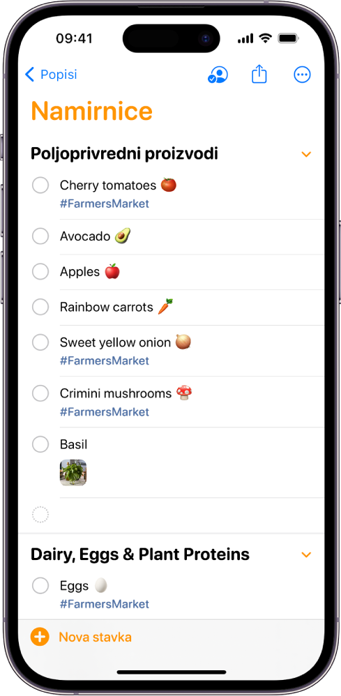 Zaslon koji prikazuje popis namirnica u aplikaciji Podsjetnici. Neke stavke na popisu imaju tagove i priložene fotografije. Tipka Nova stavka nalazi se dolje lijevo.