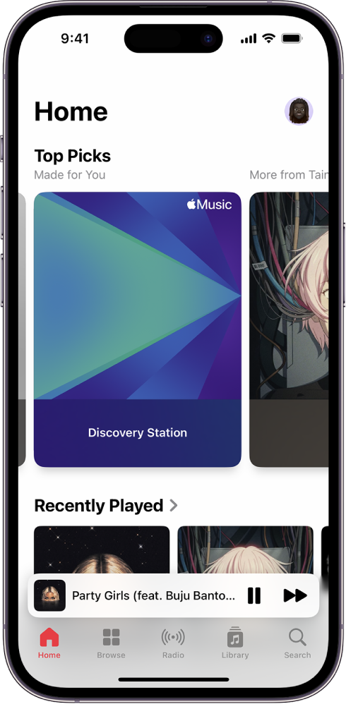 Pradžios ekrano viršuje rodoma skiltis „Top Picks“. Norėdami peržiūrėti daugiau tik jums atrinktos muzikos, galite perbraukti kairėn arba dešinėn. Žemiau rodoma skiltis „Recently Played“.