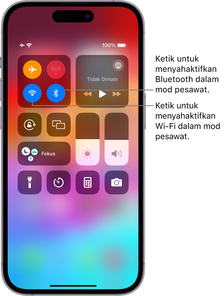 Pusat Kawalan iPhone Dalam kumpulan kawalan di bahagian kiri atas ialah butang mod Pesawat (kiri atas), butang Wi-Fi (kiri bawah) dan butang Bluetooth (kanan bawah). Mod Pesawat, Wi-Fi dan Bluetooth semuanya diaktifkan. Ketik butang Bluetooth untuk menyahaktifkan Bluetooth dalam Mod Pesawat. Ketik butang Wi-Fi untuk menyahaktifkan Wi-Fi dalam mod pesawat.