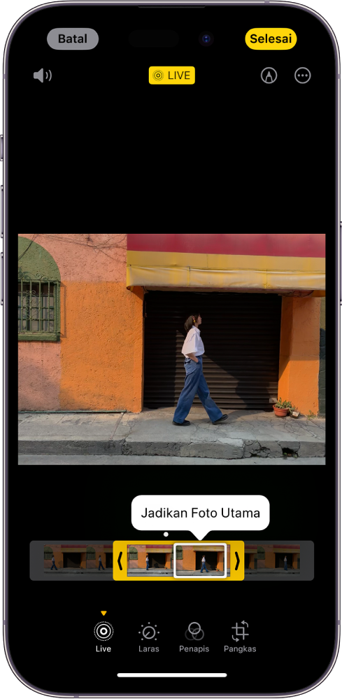 Skrin Live Photo dengan Live Photo di tengah. Di bawah foto ialah pemapar bingkai dengan butang aktif Jadikan Foto Utama. Pada salah satu hujung pemapar bingkai ialah dua anak panah yang membenarkan anda memotong Live Photo. Di bahagian bawah skrin ialah butang Langsung, Laraskan, Penapis dan Pangkas. Butang Langsung dipilih. Butang Batal di penjuru kiri atas skrin dan butang Selesai berada di penjuru kanan atas skrin. Di bahagian atas skrin juga, dari kiri ke kanan ialah butang Senyap, Langsung, Penanda dan Pemalam.