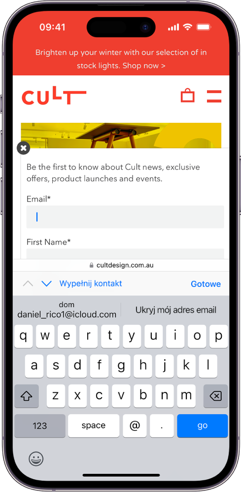 Witryna otwarta na stronie kontaktowej. Trwa dodawanie adresu email. Wyświetlona jest klawiatura. Nad klawiaturą funkcja automatycznego wypełniania wyświetla dwie opcje: dodanie rzeczywistego adresu email lub utworzenie dla tej witryny nowego adresu funkcji Ukryj mój adres email.