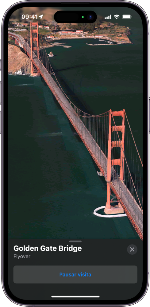Uma visita guiada com Flyover a decorrer, a mostrar uma imagem tridimensional do céu virada para um ponto de referência e um botão para pausar a visita guiada.